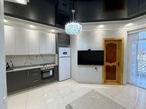 Fridge, microwave, oven, stovetop - Sunrise Apartment Batumi  (Batumi)