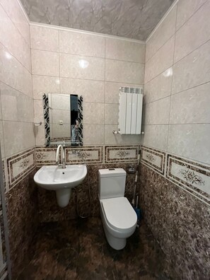 Shower, bidet, towels - Sunrise Apartment Batumi  (Batumi)