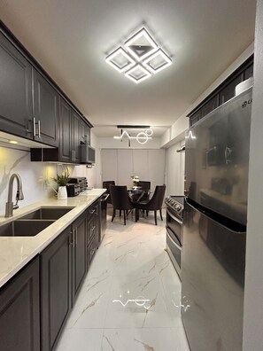 Kjøleskap, mikrobølgeovn, ovn og kokeplater