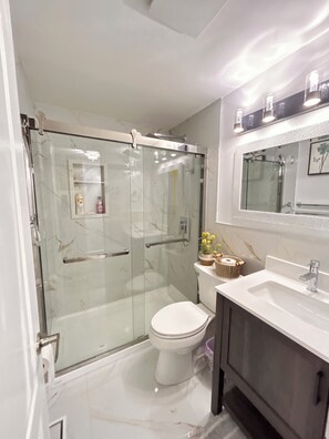 Dusche, Haartrockner, Bidet, Handtücher
