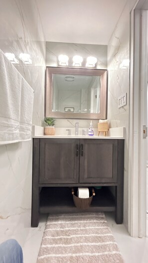 Shower, hair dryer, bidet, towels - Super Luxury House with 3 Bedrooms, 1-1/2 Washrooms, Basement and Free Parking (Toronto)