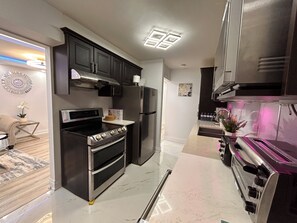 Kjøleskap, mikrobølgeovn, ovn og kokeplater