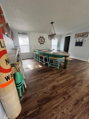 Dining - Bring your boat!! We are close to the boat ramp! Come stay with us (Sneads Ferry)