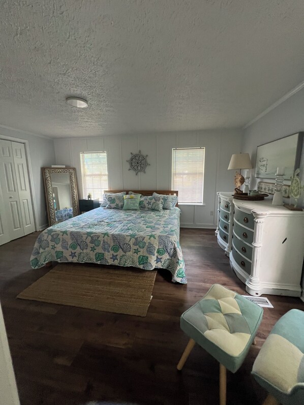 5 bedrooms, WiFi, bed sheets