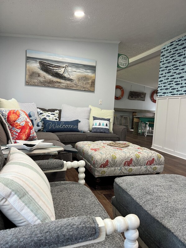 Living area - Bring your boat!! We are close to the boat ramp! Come stay with us (Sneads Ferry)