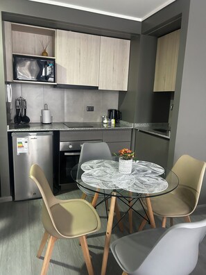 Køleskab, mikrobølgeovn, opvaskemaskine, kaffe-/temaskine