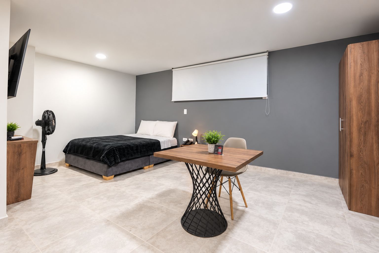 Une chambre à coucher moderne, avec un lit, une table de chevet et un bureau avec une chaise.