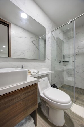 Classic Double Room | Bathroom | Shower, towels, soap, shampoo - XLiving Host & Rooms (Bogotá)