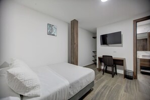Desk, laptop workspace, free WiFi, bed sheets - XLiving Host & Rooms (Bogotá)