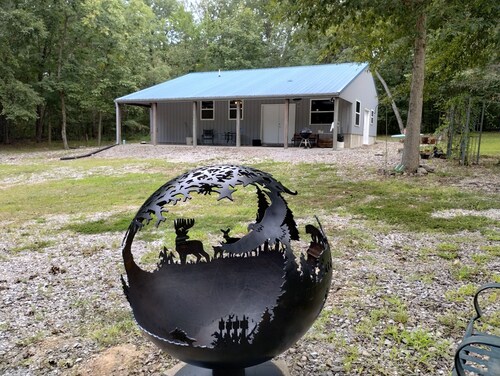 Rustic 2-bedroom cabin next to 1000+ acre Conservation area near Mark Twain Lake