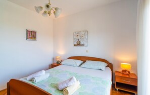 2 bedrooms, travel crib, free WiFi, bed sheets