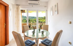 Dining - Lovely apartment in Sutivan with WiFi (Sutivan)