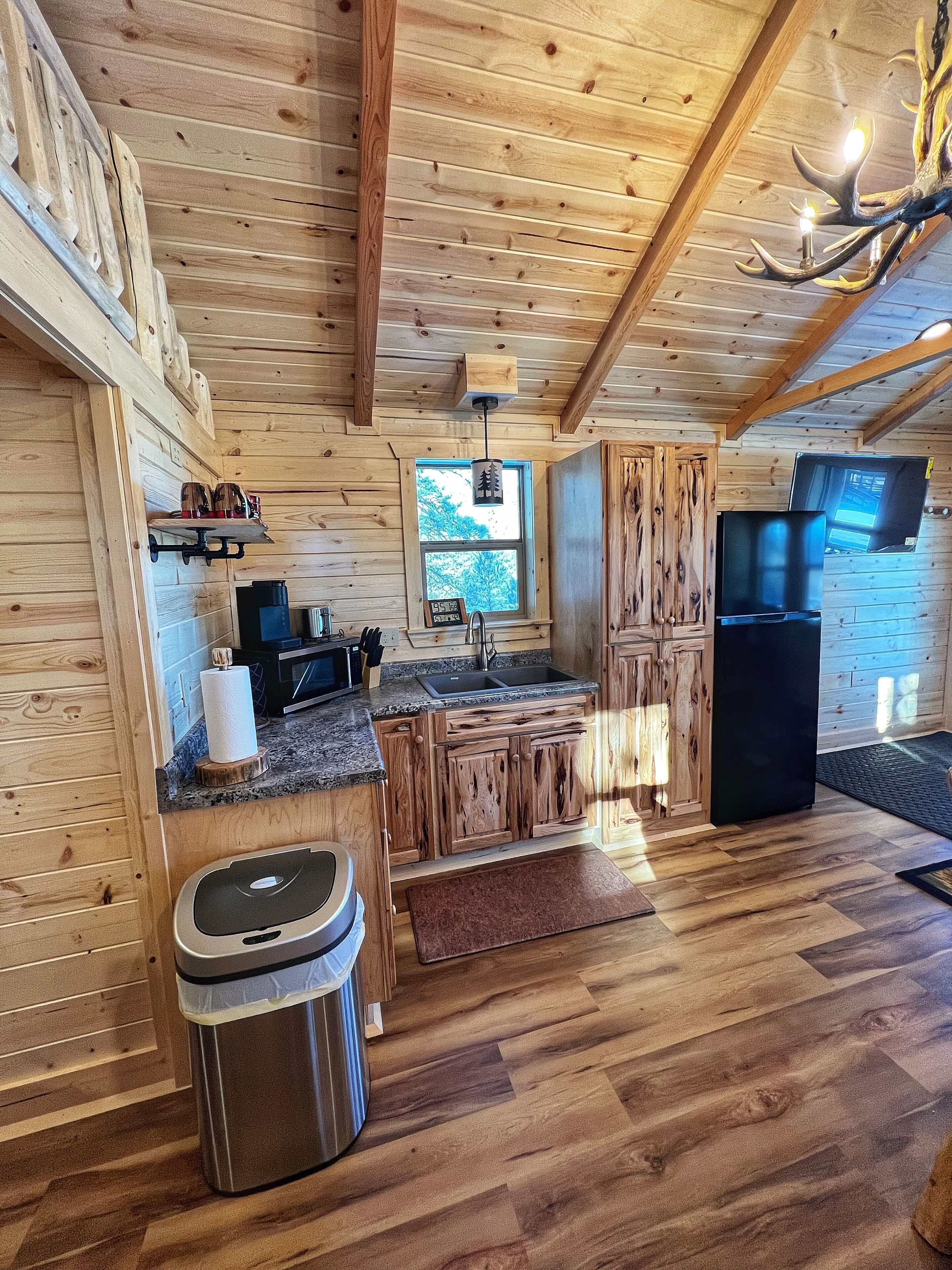 Jääkaappi, mikroaaltouuni, leivänpaahdin