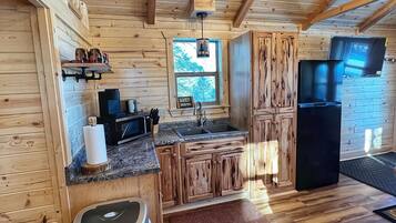 Refrigerador, microondas, tostadora y utensilios de cocina