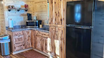 冰箱、微波炉、烤面包机、厨具/餐具