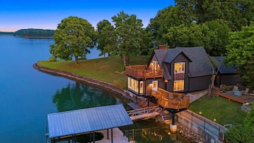 ุงูู
ูุดุฃุฉ ู
ู ุงูุฎุงุฑุฌ