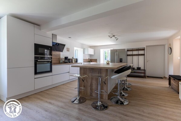 Kühlschrank, Mikrowelle, Ofen, Geschirrspüler