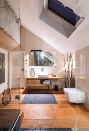 HexenburgbeiDresden 2-Raum Architektenw., Privatsauna, Whirlwanne, Kamin - Nähe Sächsische Schweiz | Badeværelse | Separat badekar og bruser, boblebadekar, hårtørrer, bidet