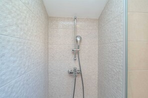 Shower, hair dryer, towels - Emila's Apartment- Blue (Nin)