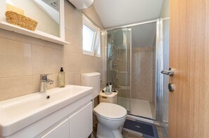 Shower, hair dryer, towels - Emila's Apartment- Pink (Nin)