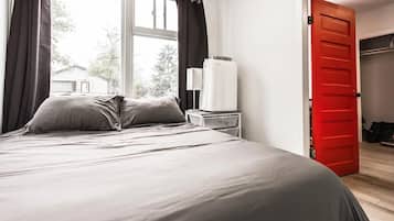 1 kamar tidur, meja kerja, setrika/meja setrika, dan tempat tidur bayi