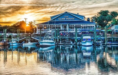 Beach Dreams - cozy downstairs suite 6 guests-2 bedrooms-3 beds-1 bath