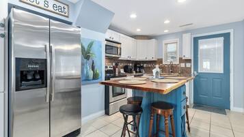 ثلاجة، ميكروويف، فرن، موقد طهي مسطح