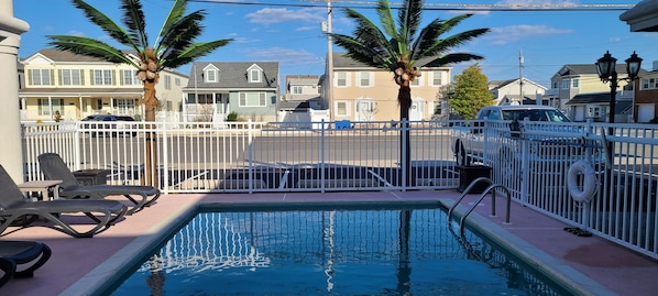 Seasonal outdoor pool - The Lamplight Inn (Lavallette)