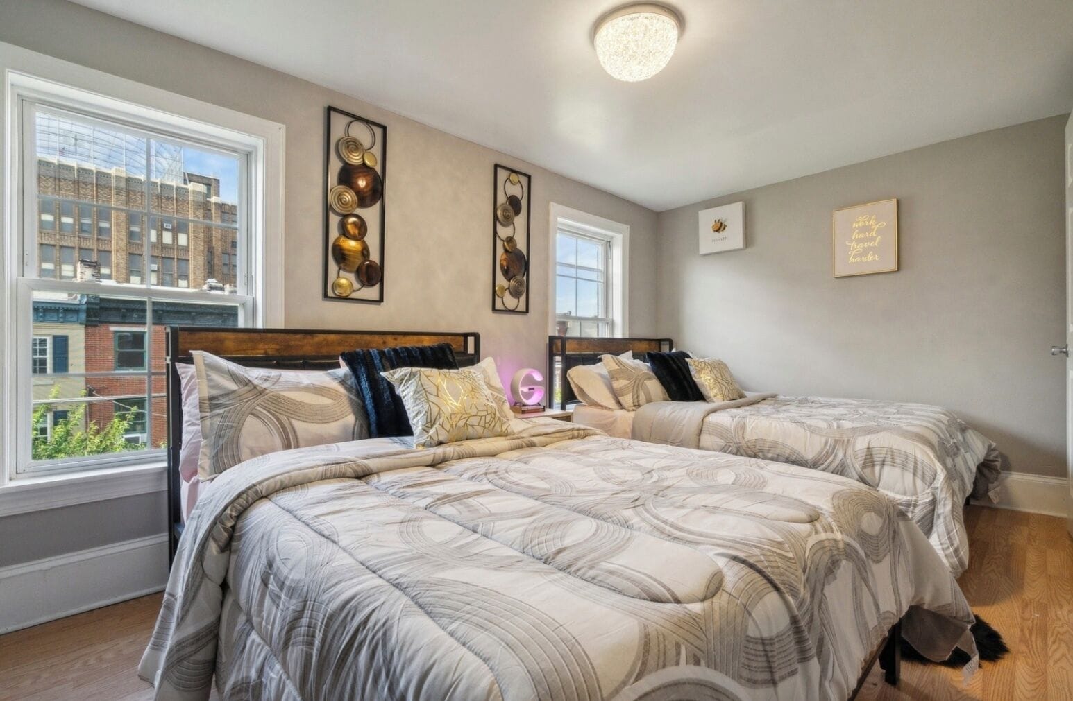 3 slaapkamers, een bureau, een strijkplank/strijkijzer, reisbedje