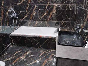 Serviettes fournies, savon, shampooing, papier de toilette