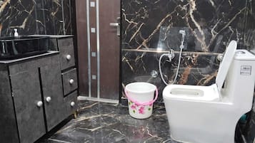 Toallas, jabón, shampoo, papel de baño