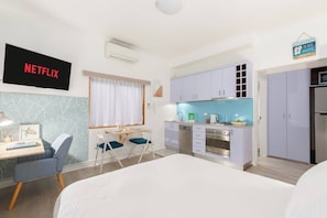1 habitación, tabla de planchar con plancha, wifi y ropa de cama
