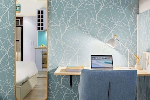 1 bedroom, iron/ironing board, WiFi, bed sheets - Beach front ocean breeze studio with aircon (North Bondi)