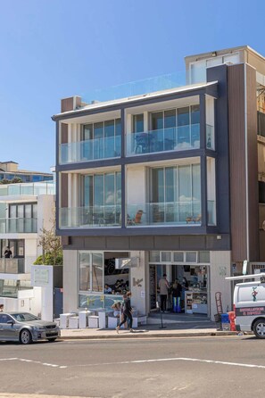 Exterior - Beach front ocean breeze studio with aircon (North Bondi)