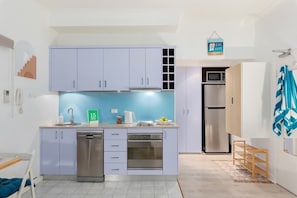 Fridge, microwave, oven, stovetop - Beach front ocean breeze studio with aircon (North Bondi)