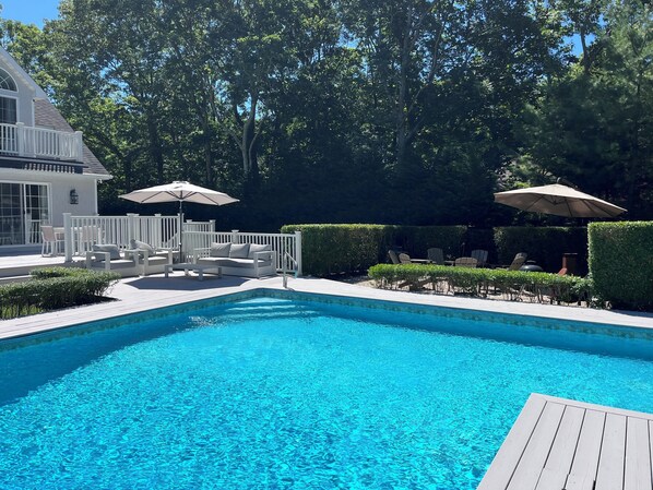 A heated pool - Beach Retreat with 4bd/4ba & fitness room on 3 levels in gorgeous East Hampton (East Hampton)