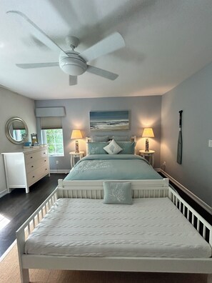 4 bedrooms, iron/ironing board, WiFi, bed sheets - Beach Retreat with 4bd/4ba & fitness room on 3 levels in gorgeous East Hampton (East Hampton)