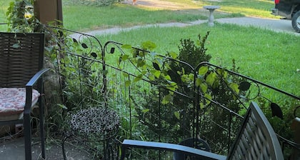 Charming and Quiet B&B with 2 bedrooms and Wi-Fi, AC in Quaint Coldspring