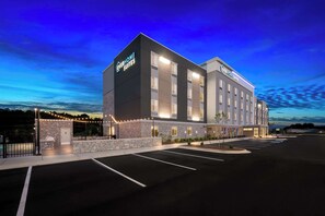 Exterior - Everhome Suites Fayetteville near Fort Bragg (Fayetteville)