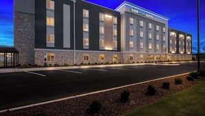 Un hotel de exterior moderno, con varios pisos y una fachada bien iluminada.