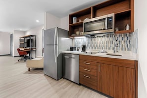 Full-sized fridge, microwave, stovetop, dishwasher - Everhome Suites Fayetteville near Fort Bragg (Fayetteville)