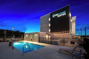 Seasonal outdoor pool - Everhome Suites Fayetteville near Fort Bragg (Fayetteville)