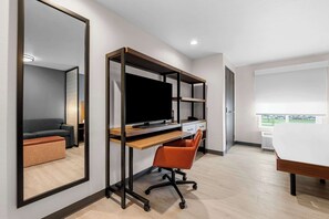 Standard Room, 1 King Bed, Non Smoking | Desk, laptop workspace, iron/ironing board, free WiFi