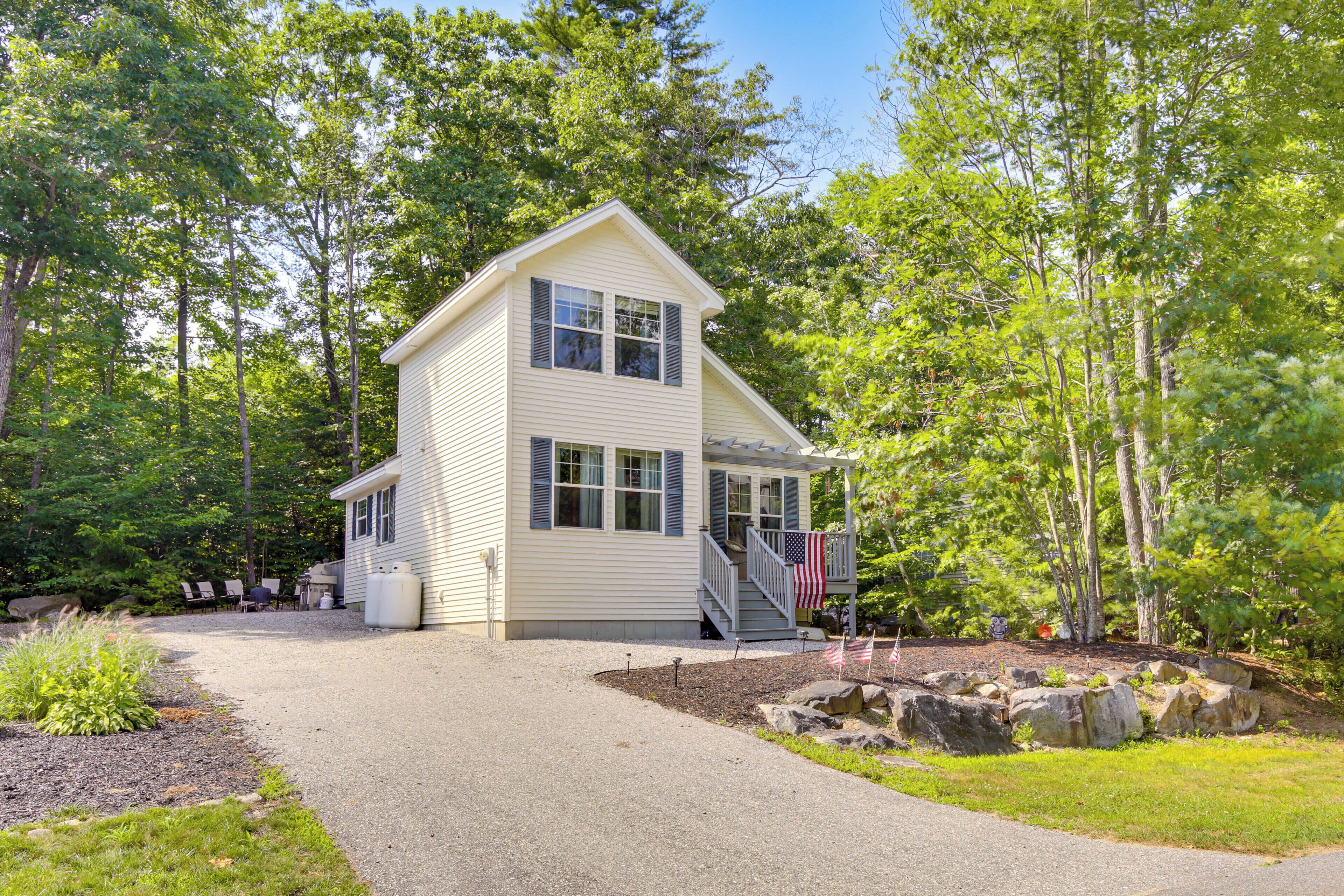 Charming Casco Home w/ Deck in Point Sebago Resort