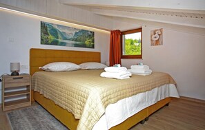 5 bedrooms, iron/ironing board, travel cot, free WiFi - Nice home in Ogulin with sauna (Ogulin)