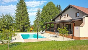 A heated pool - Nice home in Ogulin with sauna (Ogulin)