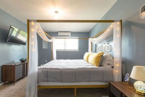2 bedrooms, desk, WiFi, bed sheets