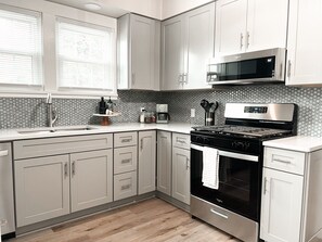 Microwave, oven, stovetop, dishwasher - Spacious 4-bedroom house in Historic Overton District Lubbock New & Restored (Lubbock)