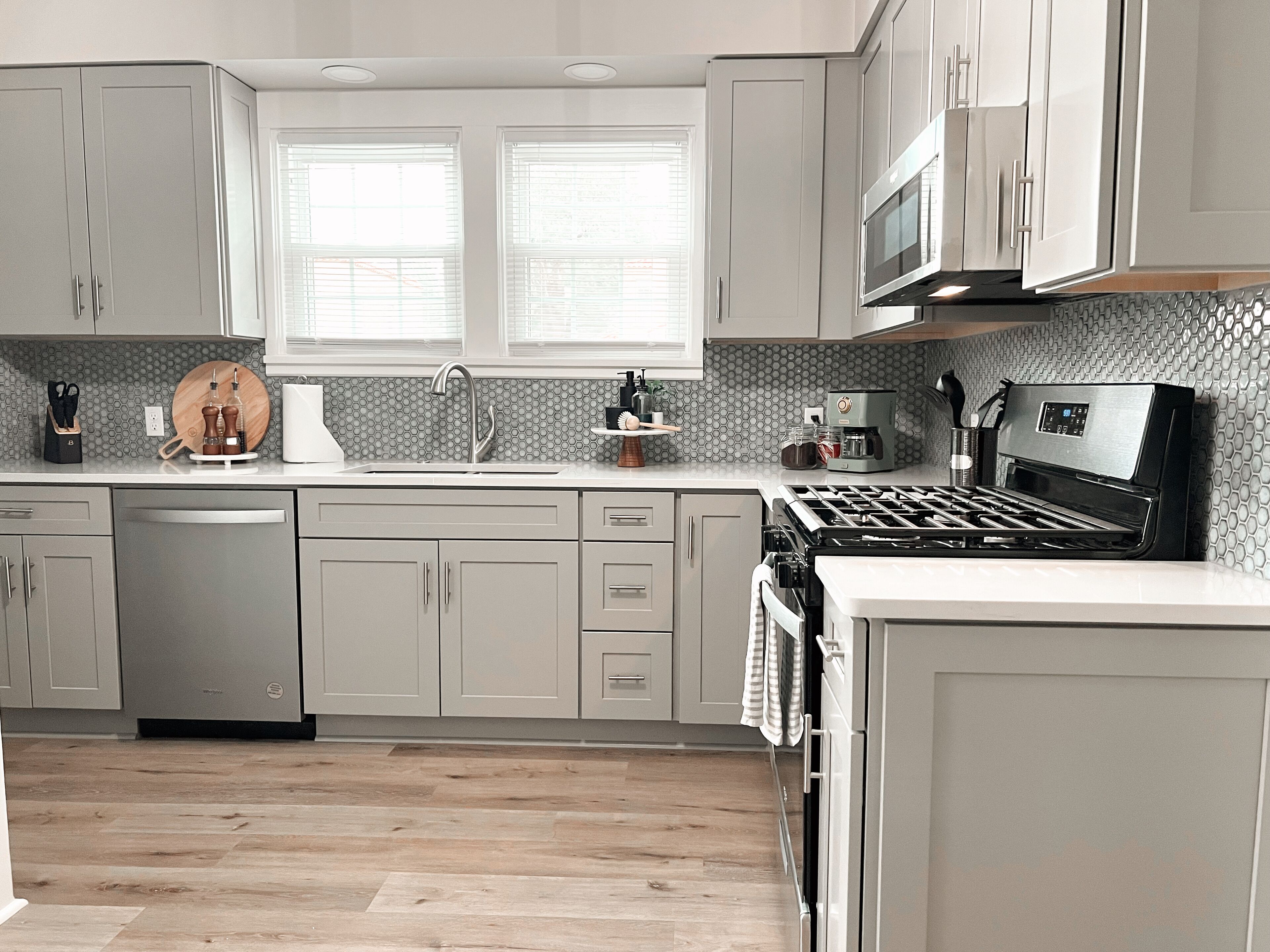 Microondas, horno, parrilla de estufa y lavavajillas 