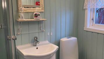 Dusj, hårføner, håndklær og såpe